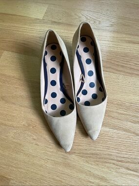 Women's Pointed-Toe Suede Pumps in Beige with navy heel